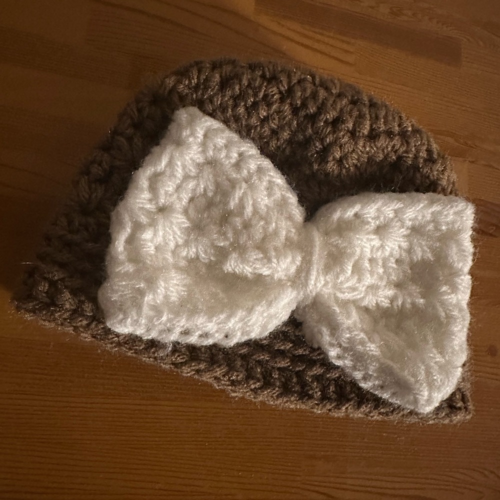 Crochet baby hat with bow